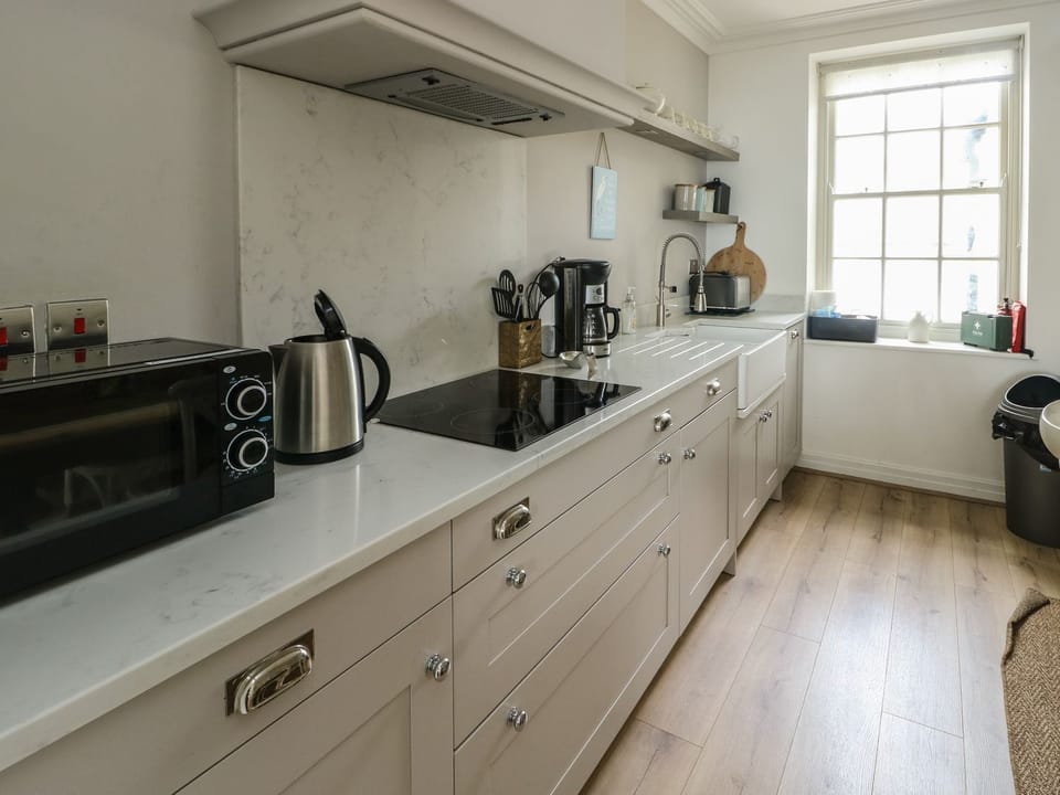 Fridge, microwave, dishwasher, cookware/dishes/utensils