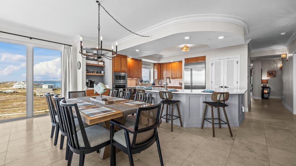 Mustique 801 - Dining space next to the kitchen island with four bar stools, perfect for meals and socializing.