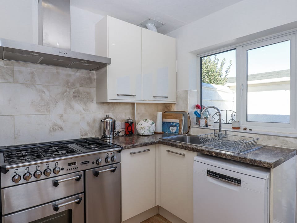 Dishwasher, cookware/dishes/utensils