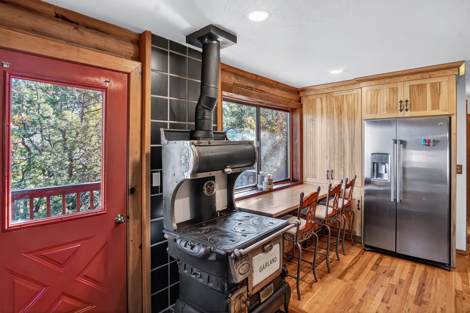 Cabin, 4 Bedrooms | Private kitchen | Coffee/tea maker, fridge, oven, electric kettle