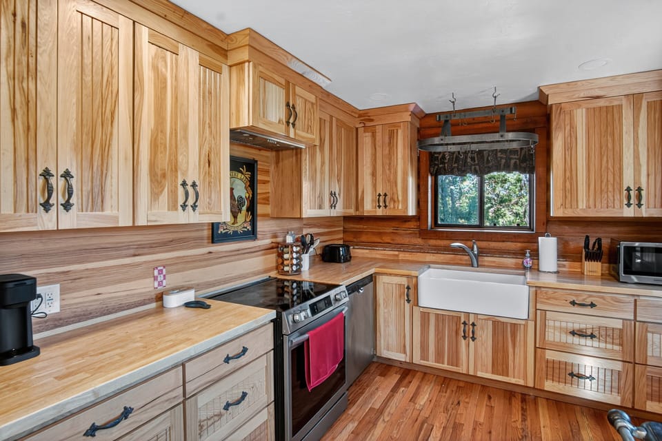 Cabin, 4 Bedrooms | Private kitchen | Coffee/tea maker, fridge, oven, electric kettle