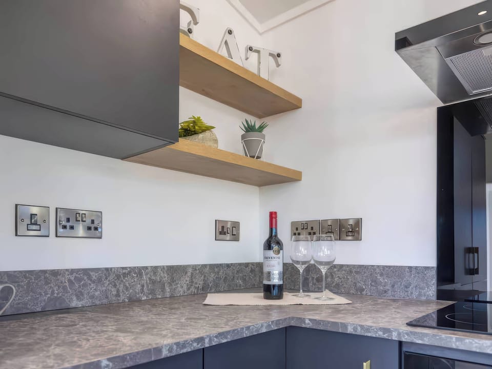 Dishwasher, cookware/dishes/utensils