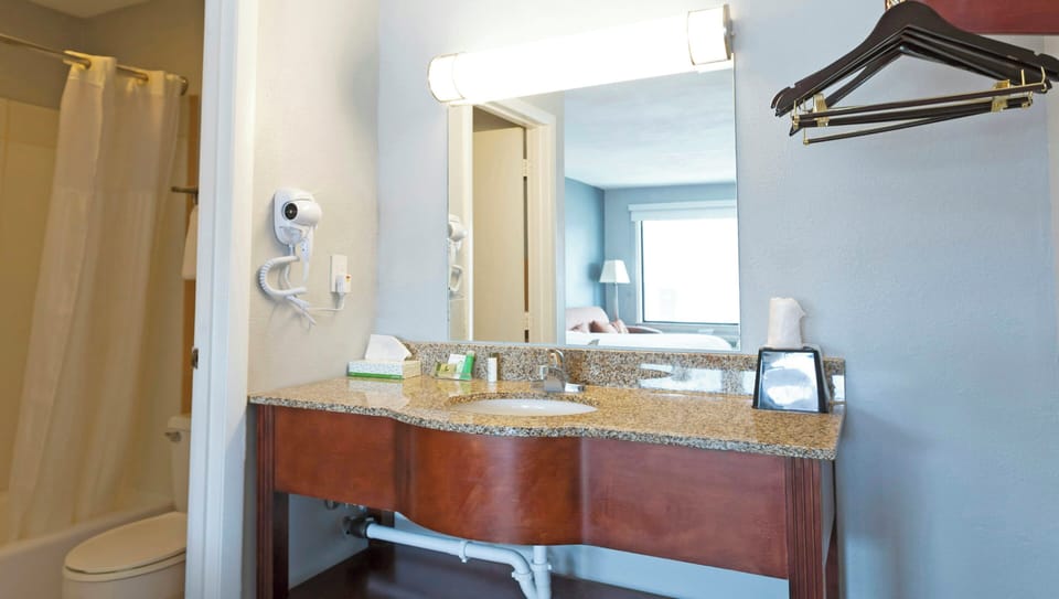 Combined shower/tub, free toiletries, hair dryer, towels