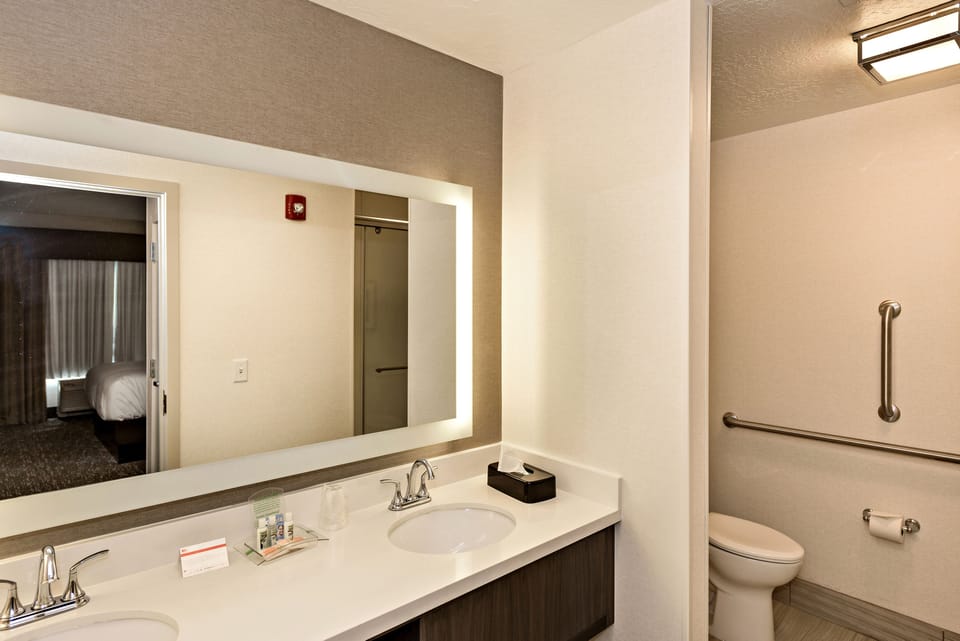 1 bedroom, premium bedding, in-room safe, desk