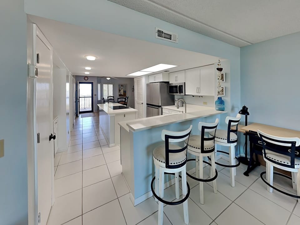 Breakfast Bar - Seating for 3