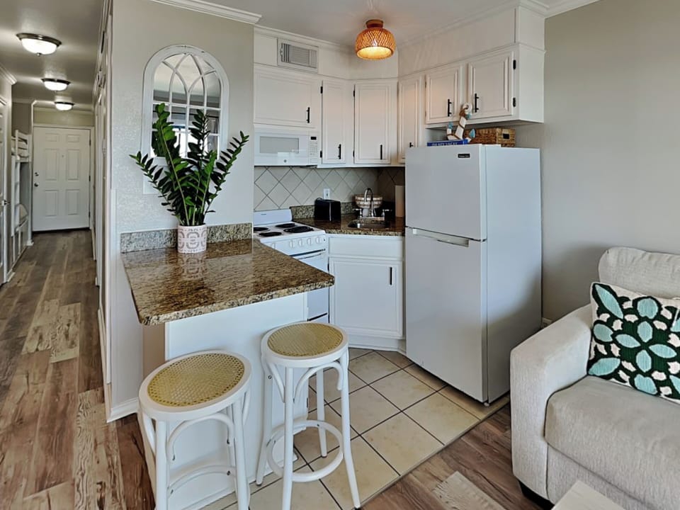 Full Kitchen - Countertop Seating For 2