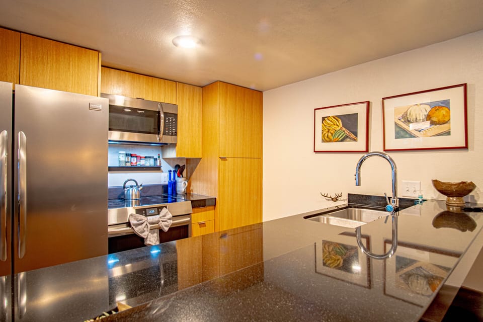 Condo, Multiple Beds, Fireplace, Mountain View (Sun Valley Condo 139) | Private kitchen | Dining tables