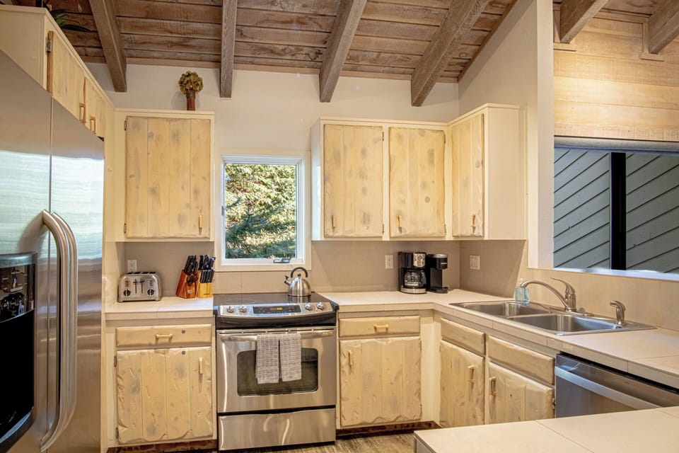Condo, Multiple Beds, Balcony, Mountain View (Snow Creek Condo 1554) | Private kitchen | Dining table