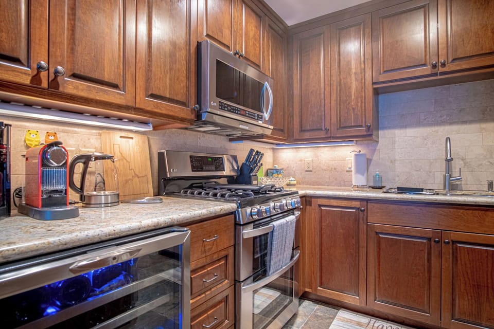 Condo, Multiple Beds, Patio, Mountain View (International Village at Warm Springs) | Private kitchen | Dining tables