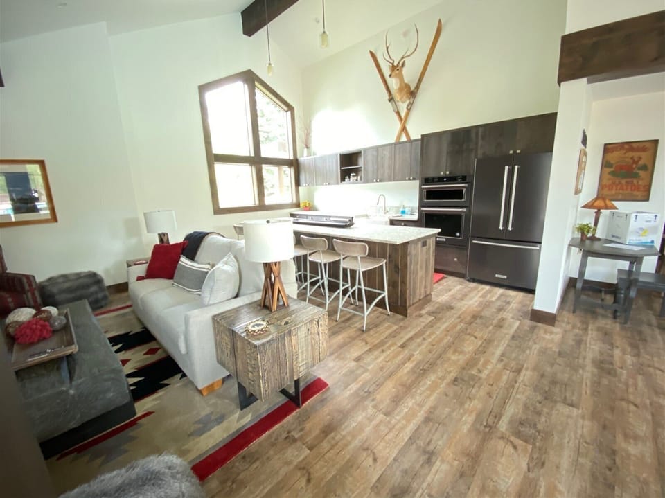Condo, Multiple Beds, Balcony, Mountain View (Snow Creek Condo 1553) | Living area | 42-inch flat-screen TV with digital channels
