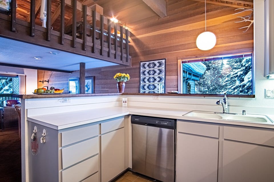 Condo, Multiple Beds, Balcony, Mountain View (Snow Creek Condo 1553) | Private kitchen | Dining table