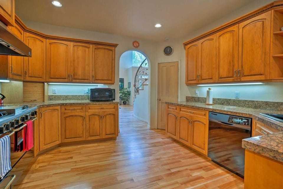 House, Multiple Beds, Patio, Mountain View (Grand Hailey Home) | Private kitchen | Dining tables