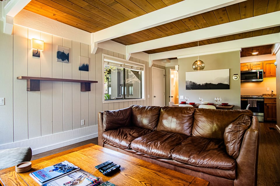 Condo, 2 Queen Beds, Patio, Mountain View (Sun Valley Villager Vacation Condo) | Living area | 42-inch flat-screen TV with digital channels