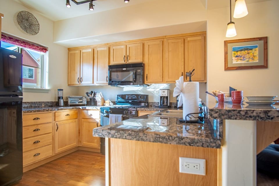 Condo, 2 Queen Beds, Patio, Mountain View (Stay at Sweetwater) | Private kitchen | Dining tables