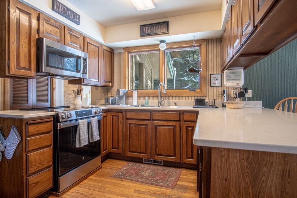 House, Multiple Beds, Patio, Mountain View (104 Juniper-Elkhorn) | Private kitchen | Dining tables