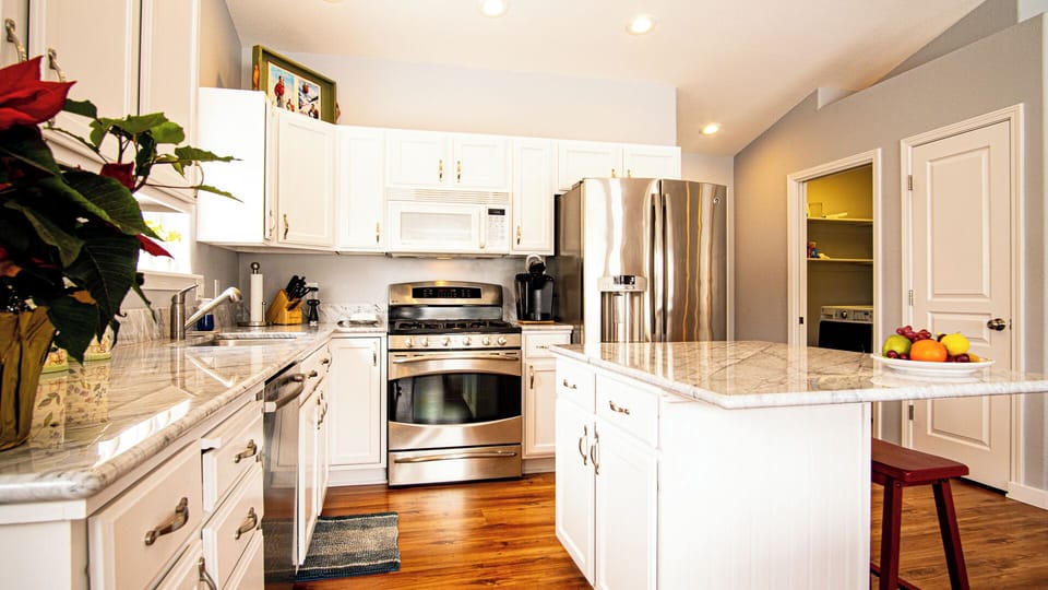 House, Multiple Beds, Patio, Mountain View (Eastridge Escape - PET-FRIENDLY!) | Private kitchen | Dining tables