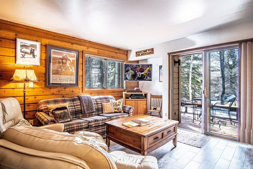 Condo, Multiple Beds, Fireplace, Mountain View (Bluff Condo 4123) | Living area | 42-inch flat-screen TV with digital channels