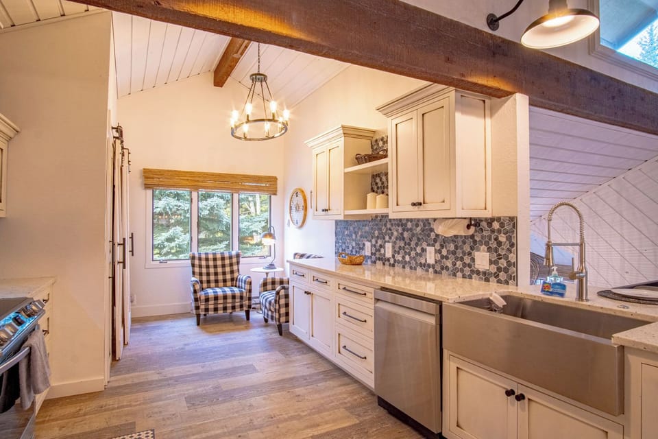 Condo, Multiple Beds, Balcony, Mountain View (Sunburst 33) | Private kitchen | Dining table