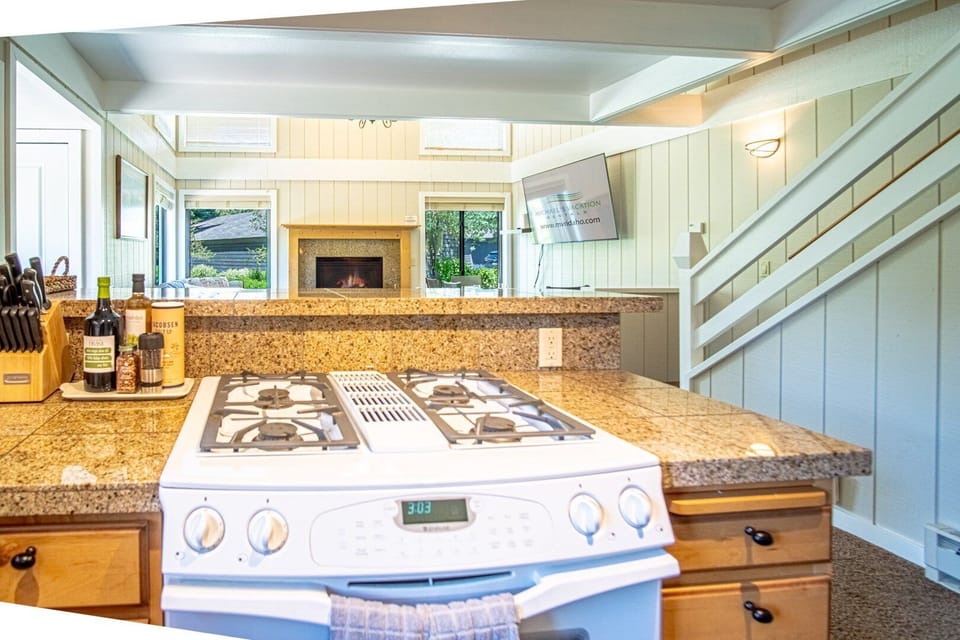 Condo, Multiple Beds, Patio, Mountain View (Creekside in Sun Valley 1273) | Private kitchen | Dining tables