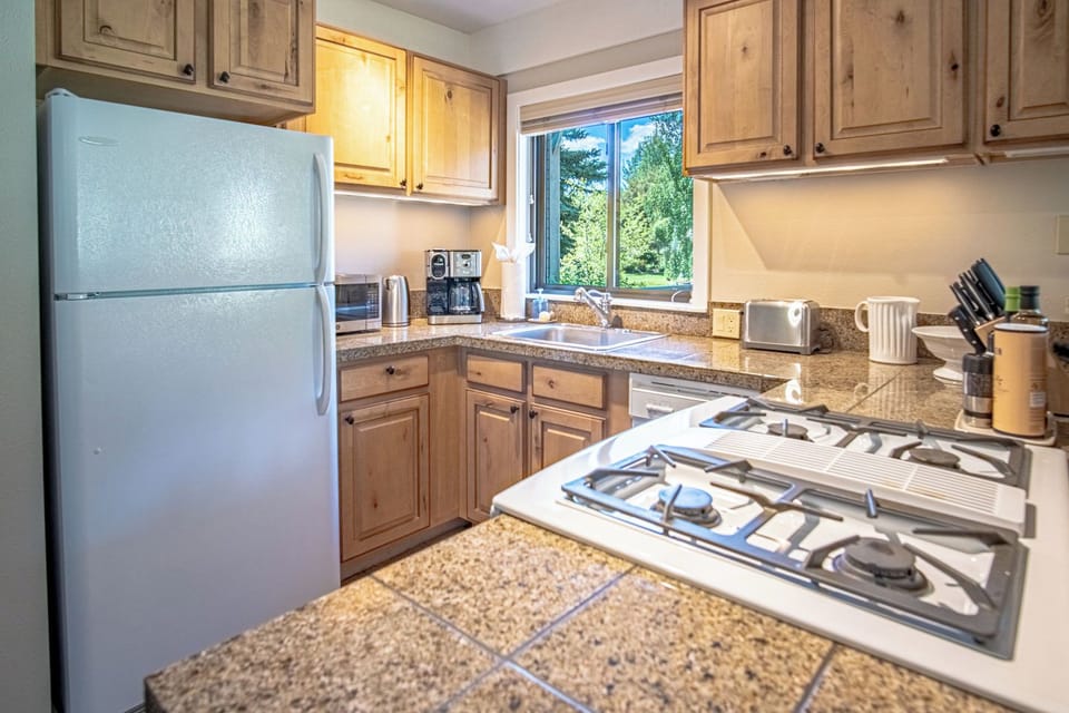 Condo, Multiple Beds, Patio, Mountain View (Creekside in Sun Valley 1273) | Private kitchen | Dining tables
