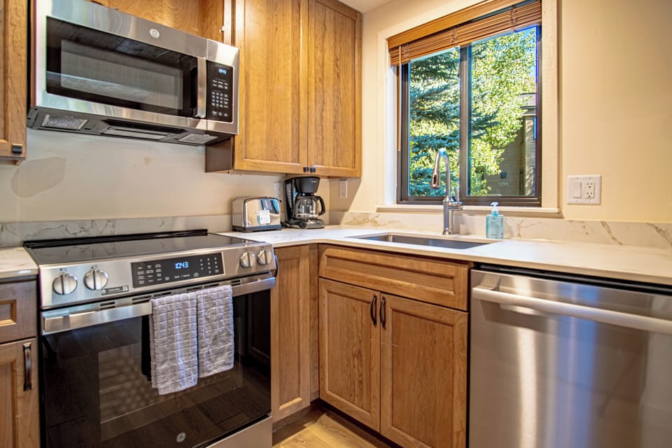 Condo, Multiple Beds, Patio, Mountain View (Creekside in Sun Valley 1294) | Private kitchen | Dining tables