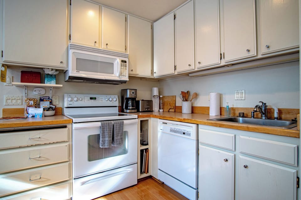 Condo, Multiple Beds, Patio, Mountain View (Bonne Vie 2221) | Private kitchen | Dining tables