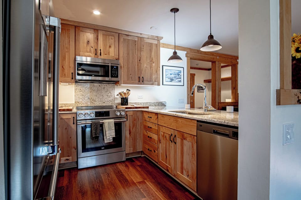 Condo, 1 Queen Bed with Sofa bed, Balcony, Mountain View (Sun Valley Condo 109) | Private kitchen | Dining tables