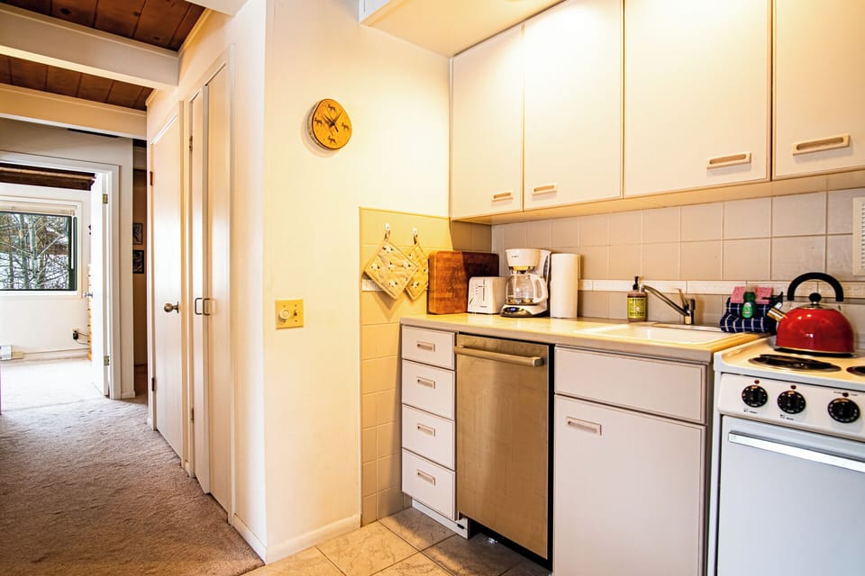 Condo, 2 Queen Beds, Kitchen, Mountain View (Atelier at Sun Valley) | Private kitchen | Dining tables