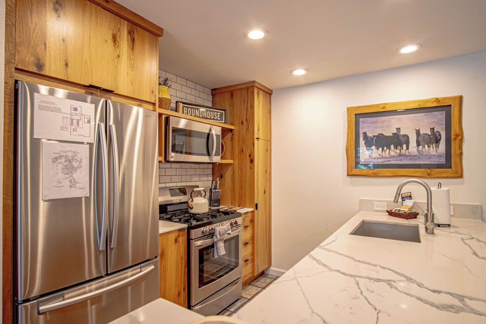 Condo, Multiple Beds, Fireplace, Mountain View (Sun Valley Condo 121) | Private kitchen | Dining tables