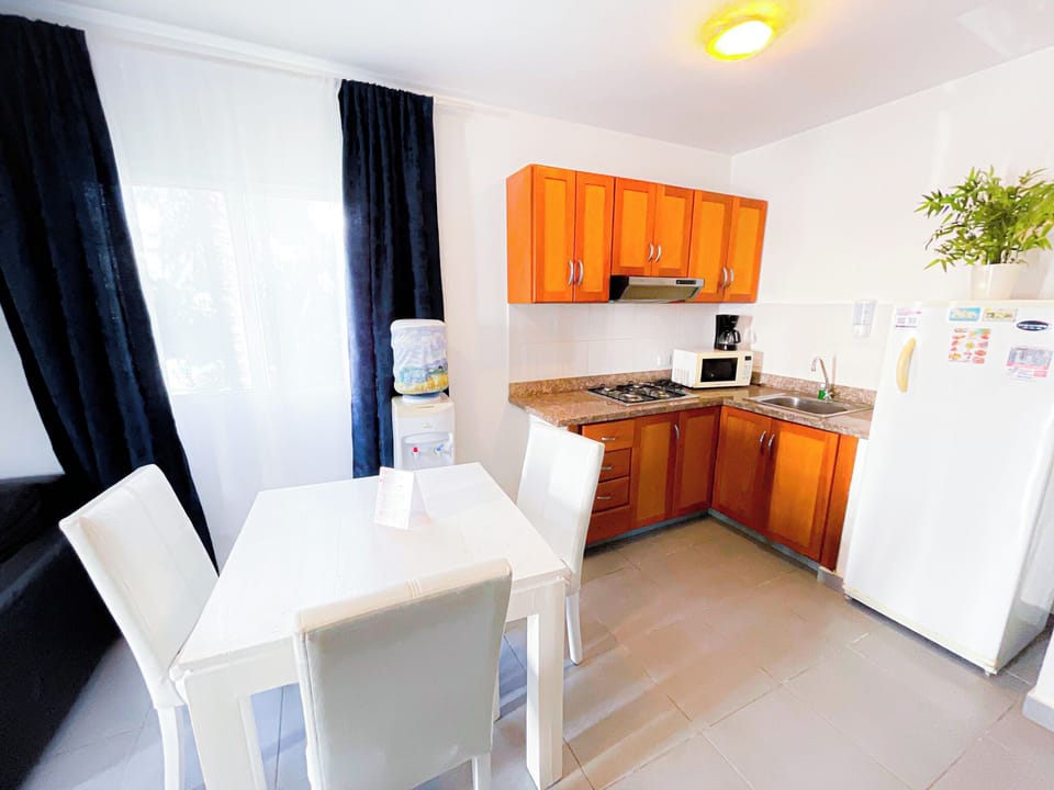 Presidential Suite | Private kitchen | Fridge, stovetop, coffee/tea maker, cookware/dishes/utensils