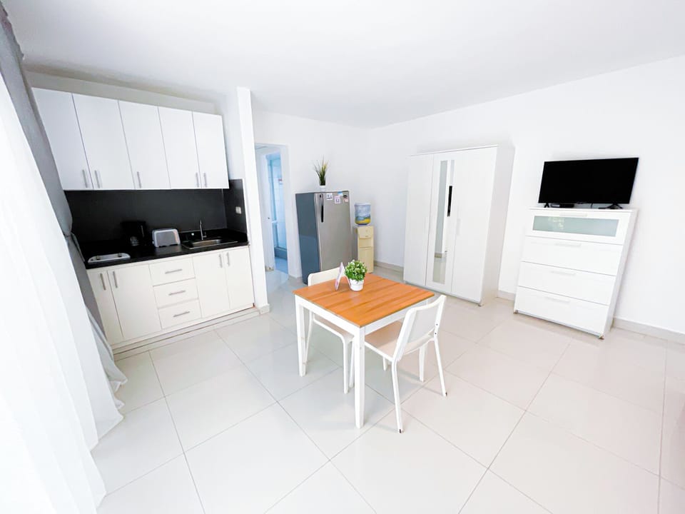 Studio, Pool View | Private kitchen | Fridge, stovetop, coffee/tea maker, cookware/dishes/utensils