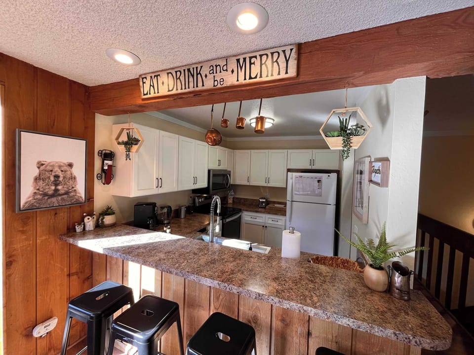 Kitchen and Breakfast Bar