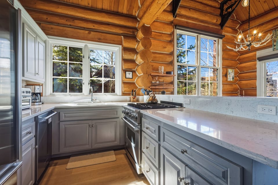 2.01-telluride-sunlit-snow