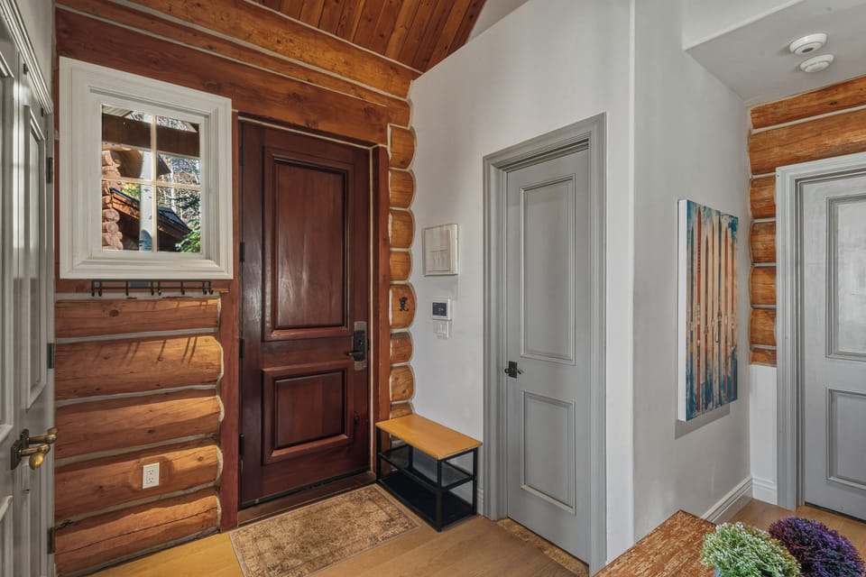 8.0-telluride-sunlit-snow-enterance
