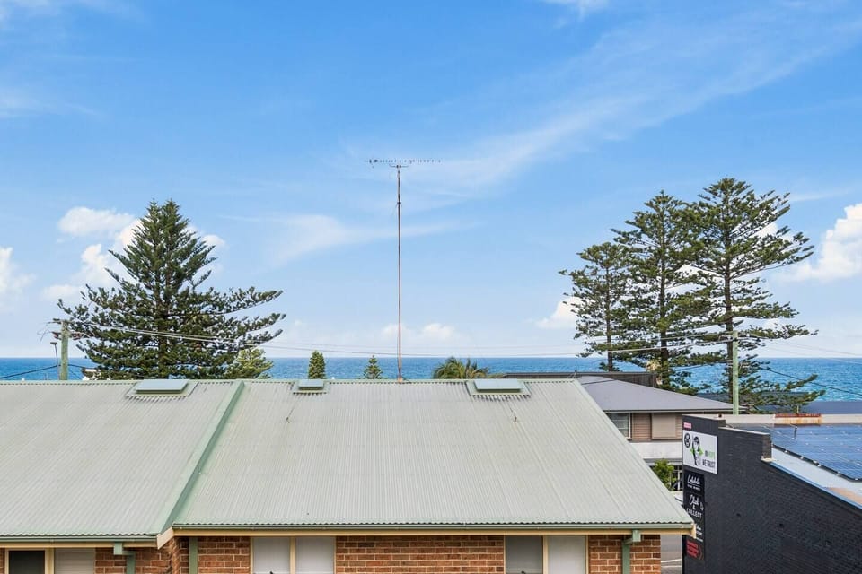 From the balcony, enjoy gentle sea vistas that remind you how close you are to Coledale’s pristine shoreline.