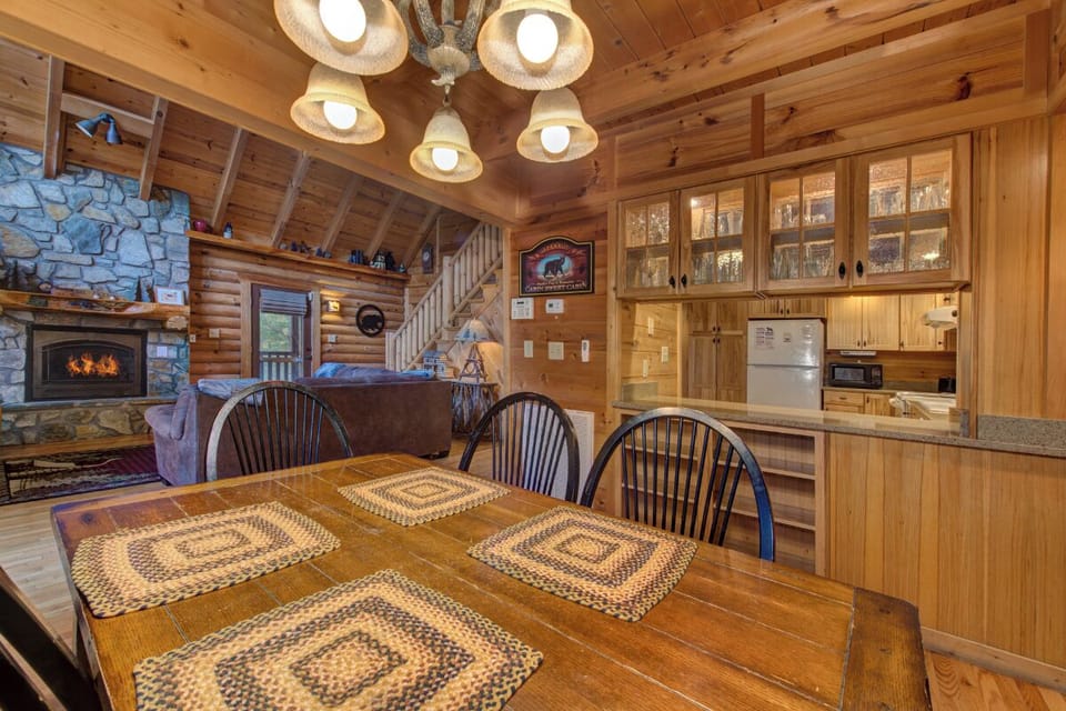 Raccoon Heaven's inviting dining area