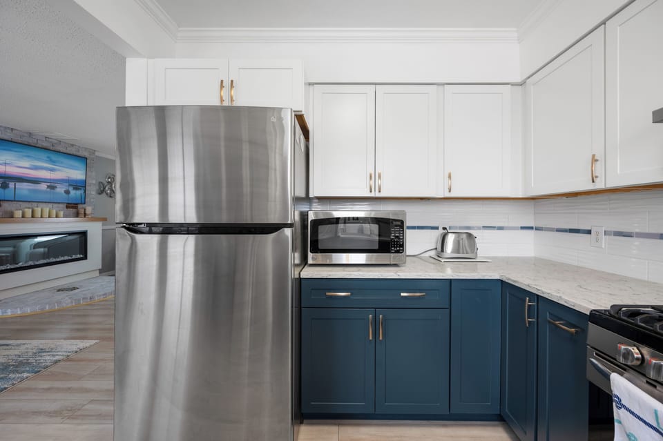 Microwave, refrigerator 