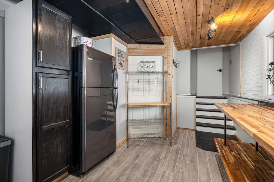 Secondary kitchen, close to outdoor grills