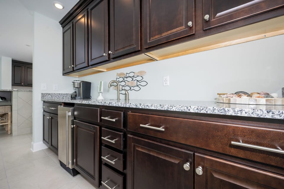 Grab a chilled drink from the fridge, brew your morning coffee, or create your favorite cocktail at the wet bar