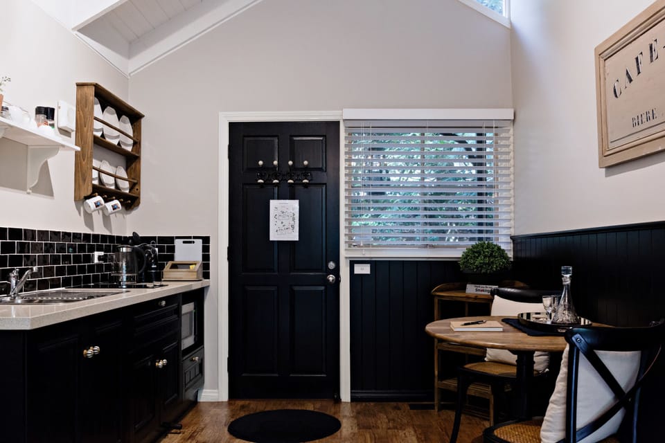 Parisienne Cottage | Private kitchen | Microwave, coffee/tea maker, electric kettle, toaster