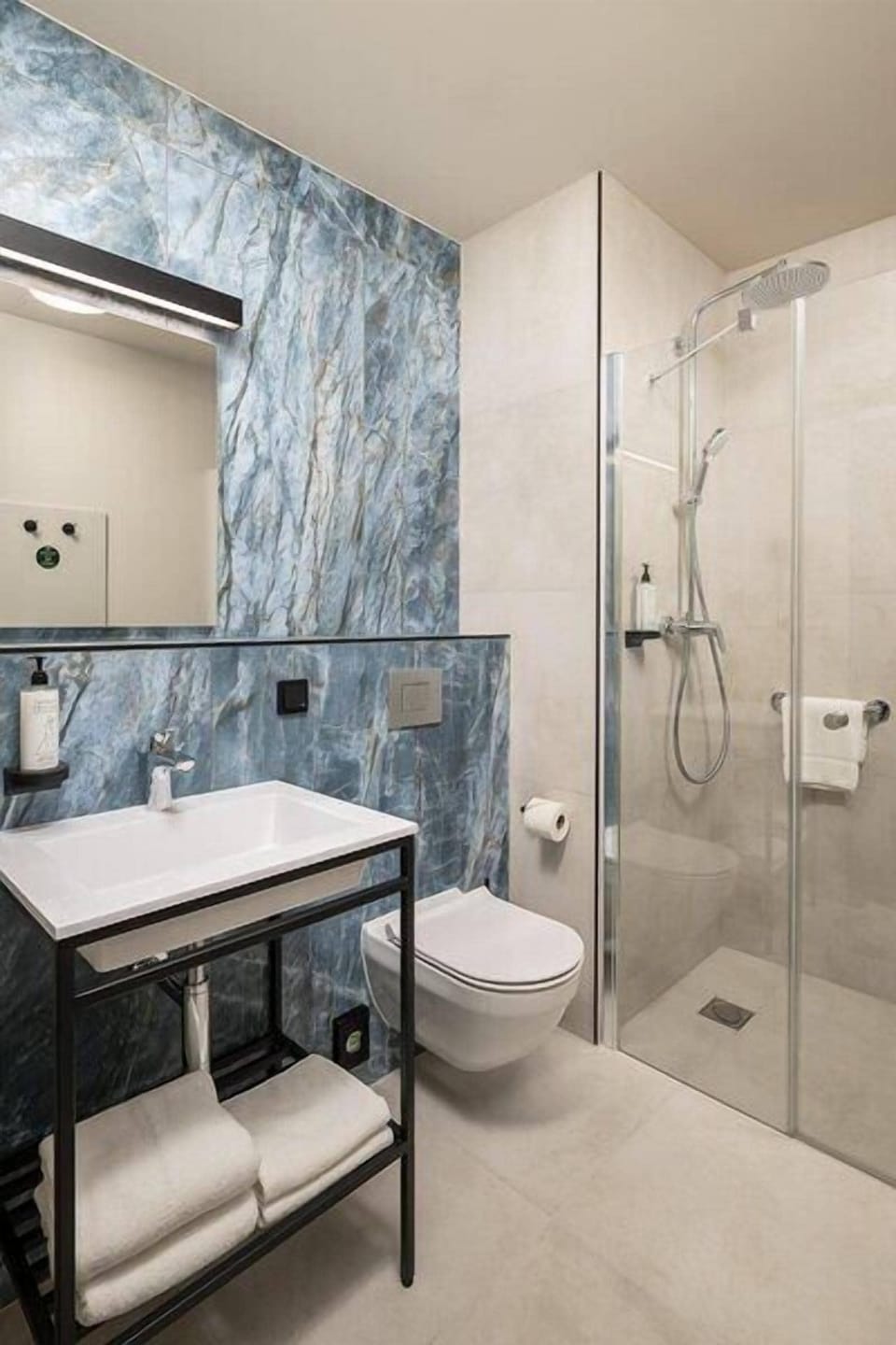 Standard Twin Room | Bathroom | Shower, hair dryer, towels, soap