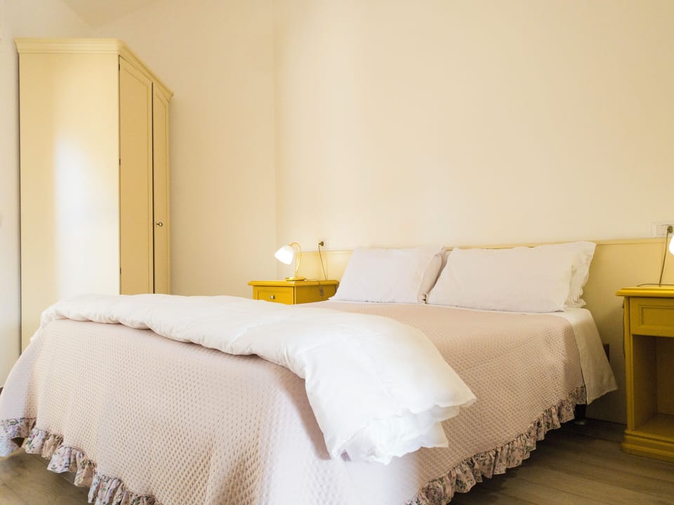 Premium bedding, down comforters, desk, free WiFi