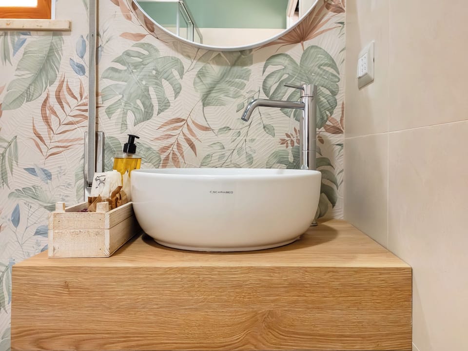 Deluxe Double Room | Bathroom | Shower, rainfall showerhead, hair dryer, bidet