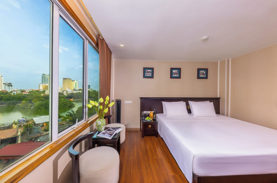 Executive Room | Minibar, in-room safe, desk, soundproofing