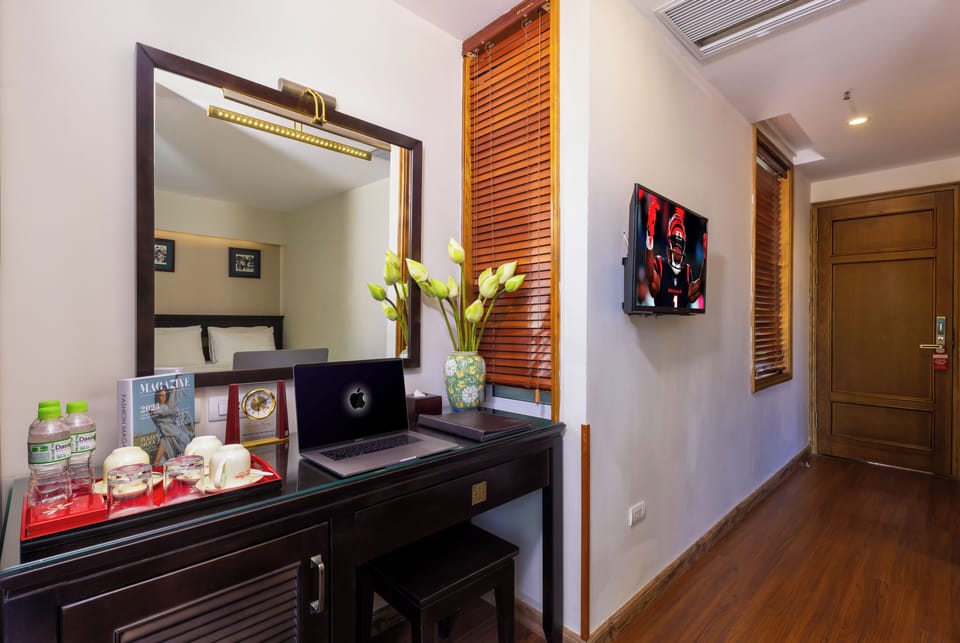 Deluxe Triple Room | Minibar, in-room safe, desk, soundproofing