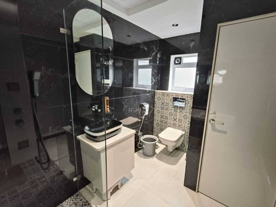 Executive Room | Bathroom | Shower, towels, soap, shampoo