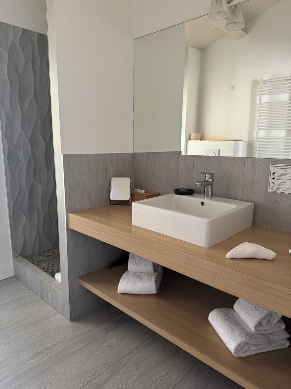 Superior Double Room | Bathroom | Hair dryer, towels, soap, shampoo