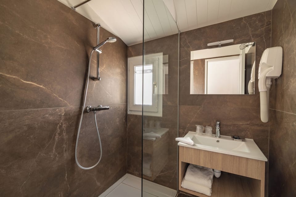 Superior Double Room, Sea View | Bathroom | Hair dryer, towels, soap, shampoo