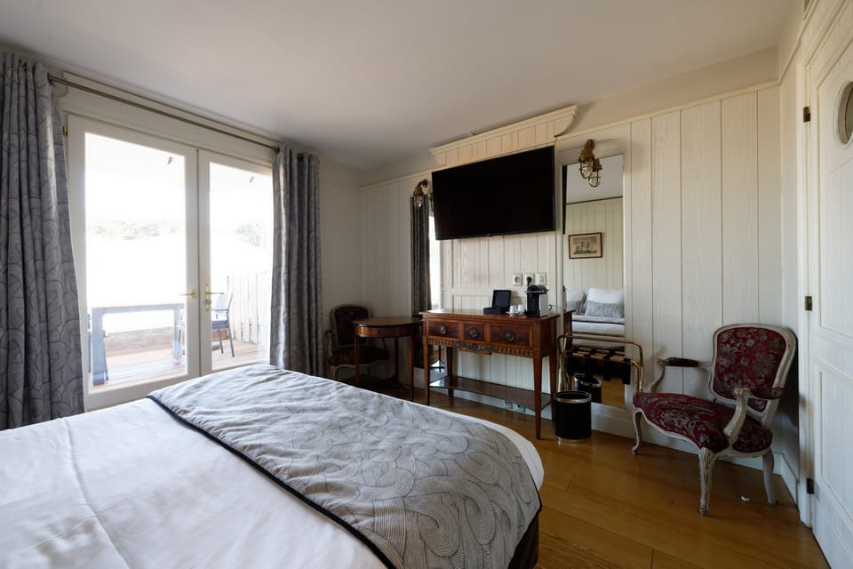 Classic Double Room, Garden View | In-room safe, soundproofing, free WiFi