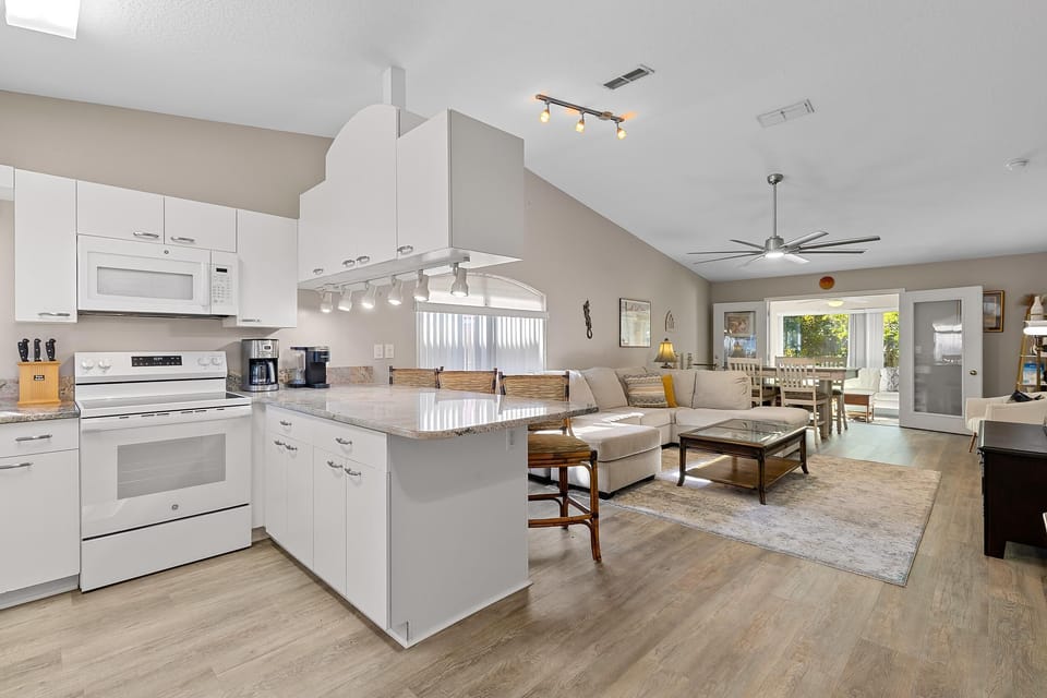 House, Multiple Beds (Beachside Bungalow) | Private kitchen